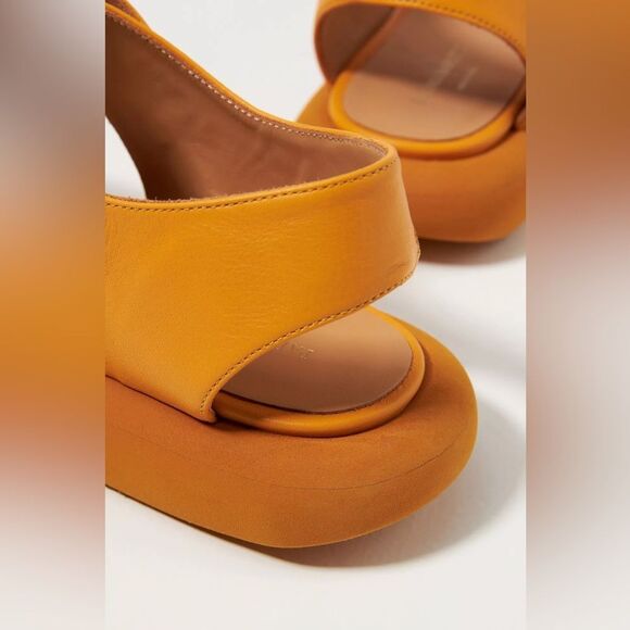 Paloma Barcelo Monochrome Sandals in Mango - Picture 4 of 6